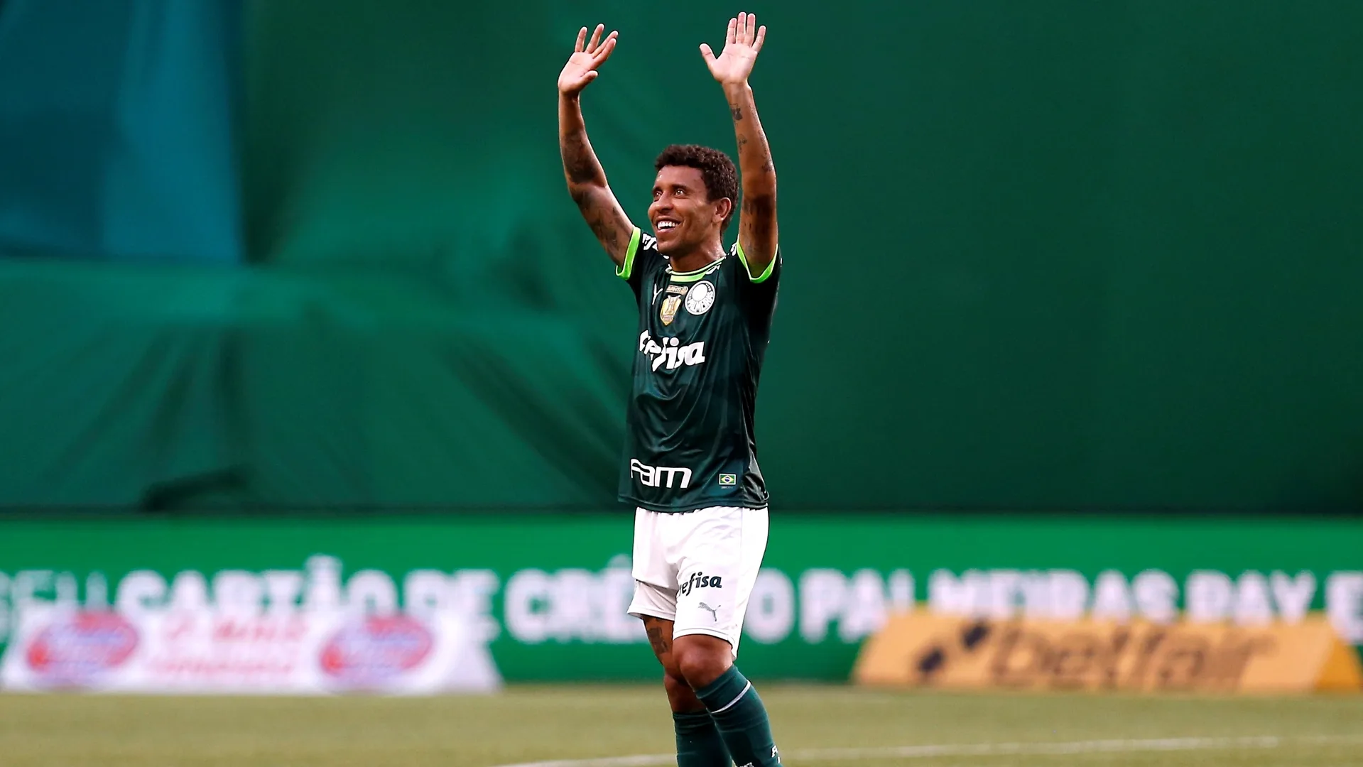 Acertado com o Grêmio, Marcos Rocha se emociona com fala de Leila Pereira no adeus ao Palmeiras: “Um grande atleta”