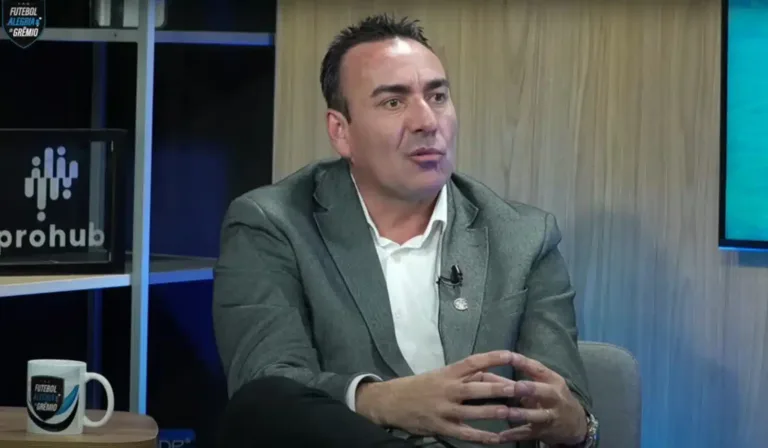 Alex Bagé revela bastidores políticos do Grêmio em negociação de Roger Guedes e defende Marcelo Marques: “Ciumeira boba”