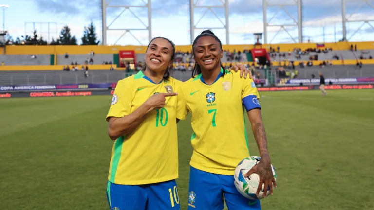 Kerolin começa a partida do Brasil como capitã e recebe elogios de Marta: “Falei para ela se acostumar com isso”