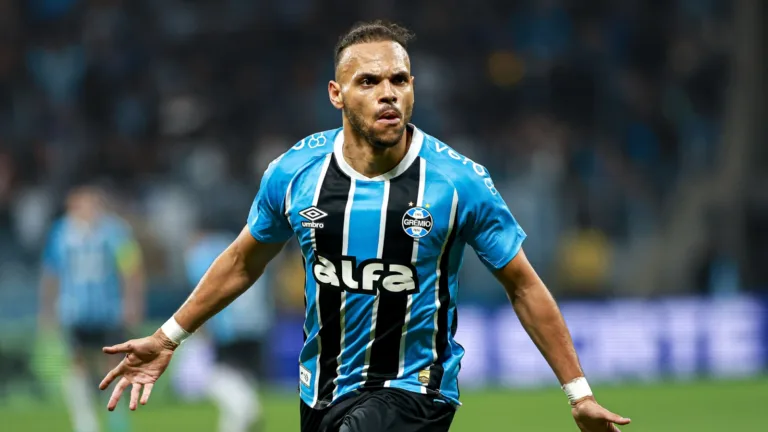 Braithwaite renova com o Grêmio e torcida do Tricolor é sincera: “Jogador de alto nível em um time ruim”