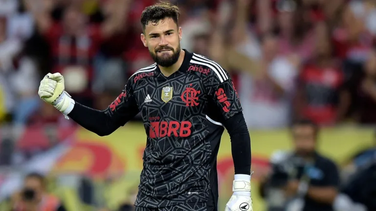 Matheus Cunha assina pré-contrato com o Cruzeiro e Flamengo é criticado pela torcida: “É amadorismo demais”