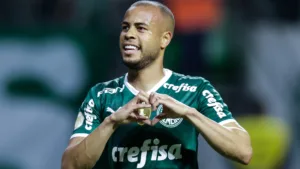 Santos oferece salário cerca de R$ 1 milhão para Mayke, lateral do Palmeiras, e revolta torcedores: “Por isso vai quebrar”