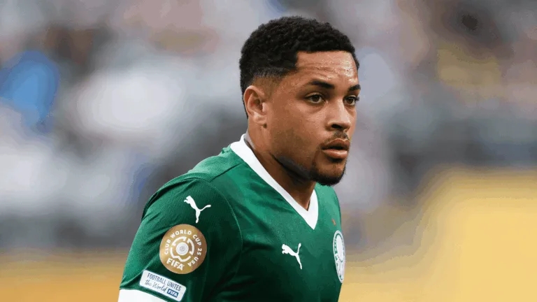 Muller não se empolga com Vitor Roque no Palmeiras e cita investimento como problema: “Tem um futebol mediano”