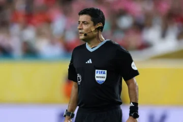 Árbitro de Palmeiras x Chelsea no Mundial, o australiano Alireza Faghani apitou estreia da seleção brasileira na última Copa