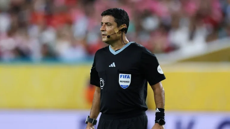 Árbitro de Palmeiras x Chelsea no Mundial, o australiano Alireza Faghani apitou estreia da seleção brasileira na última Copa
