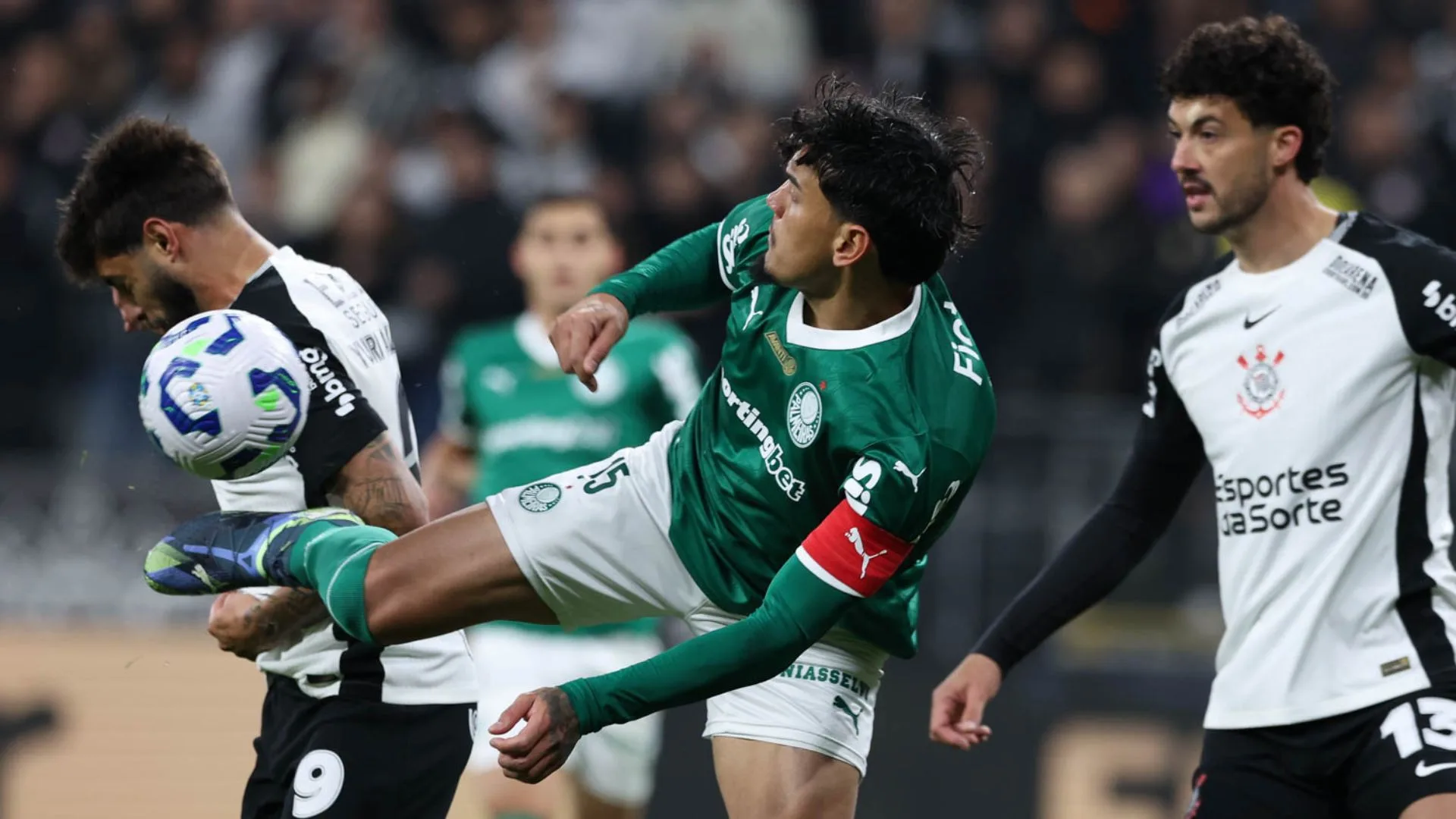 Ex-árbitra Nadine Bastos analisa impedimento em gol do Palmeiras contra o Corinthians: “Parece mesma linha”