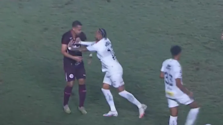 Neymar se irrita com marcação em amistoso do Santos e torcedores reprovam postura: “Não pode tocar nele” Neymar se irrita com marcação em amistoso do Santos e torcedores reprovam postura: “Não pode tocar nele”