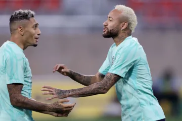 Raphinha exalta Neymar e pede volta do jogador do Santos à seleção brasileira: “Ele é muito importante”