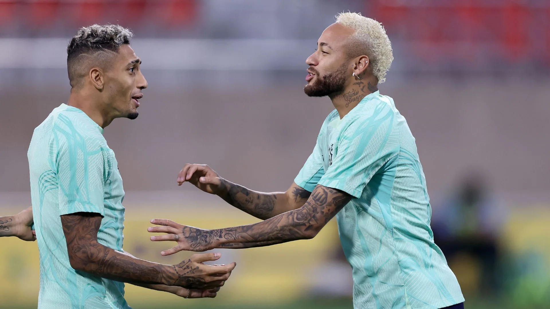 Raphinha exalta Neymar e pede volta do jogador do Santos à seleção brasileira: “Ele é muito importante”