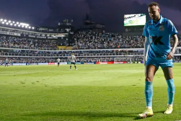 Jornal compara Marcos Leonardo com Neymar e destaca lesões do atacante do Santos: “Fora por vários meses”
