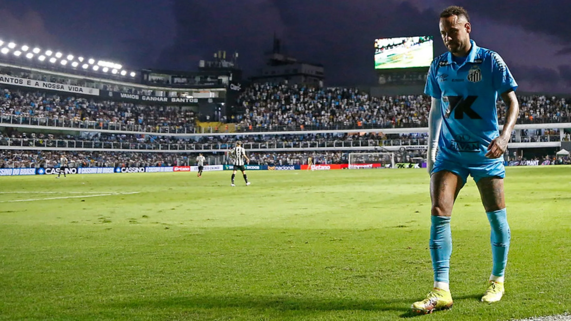 Jornal compara Marcos Leonardo com Neymar e destaca lesões do atacante do Santos: “Fora por vários meses”