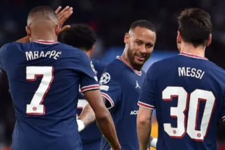 Neymar, Mbappé e Messi, em jogo do PSG