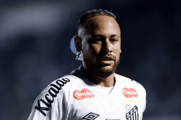 Neymar sai em defesa de Danilo após torcedor do Santos cobrar o lateral do Flamengo