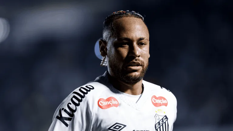 Neymar sai em defesa de Danilo após torcedor do Santos cobrar o lateral do Flamengo