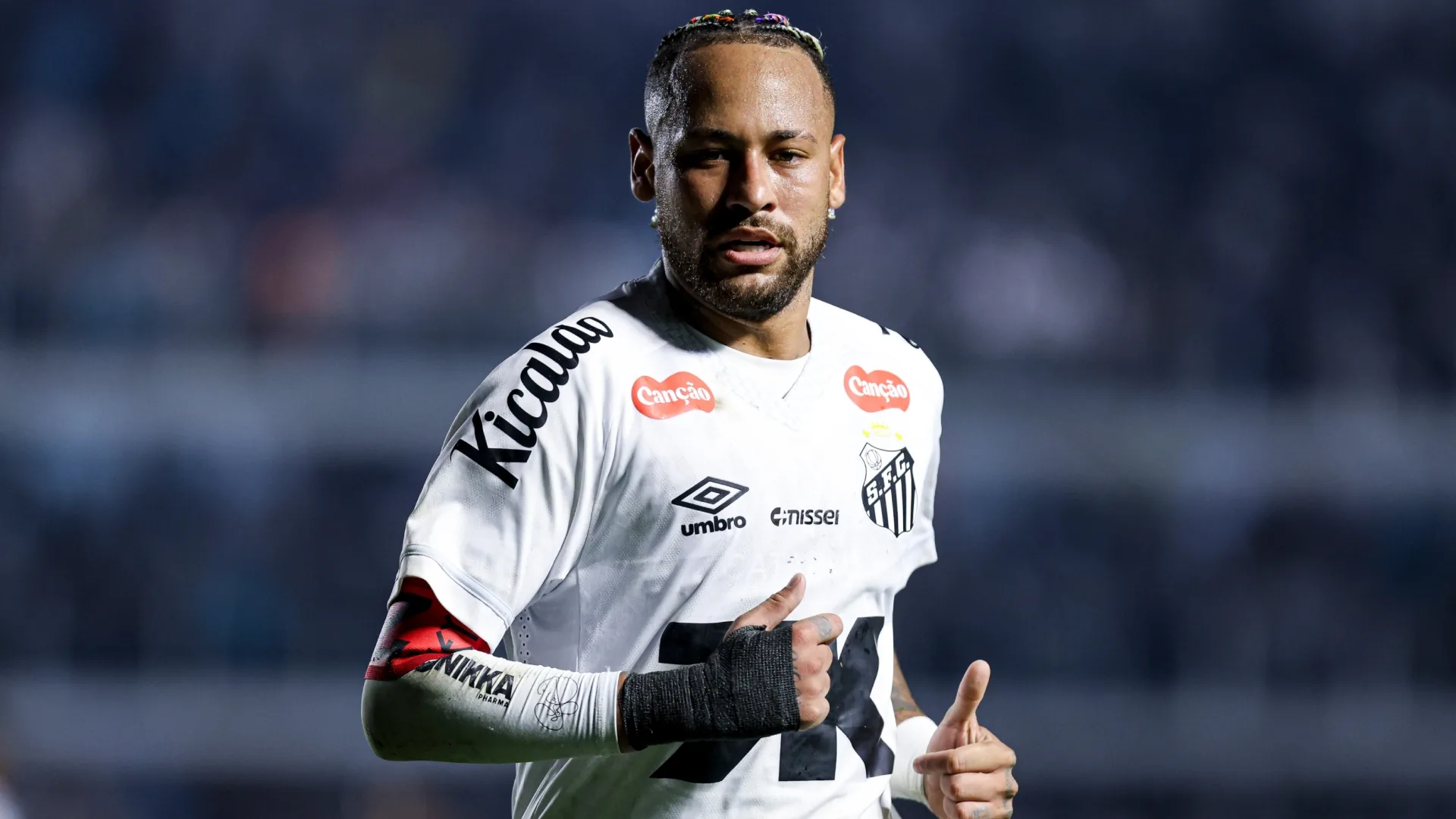 Torcedor agredido por Neymar expõe cobrança ao jogador após derrota do Santos: “Mandou eu calar a boca”