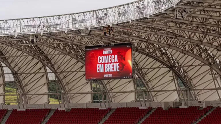 Internacional realiza troca de telões do Beira-Rio durante a pausa para o Mundial de Clubes