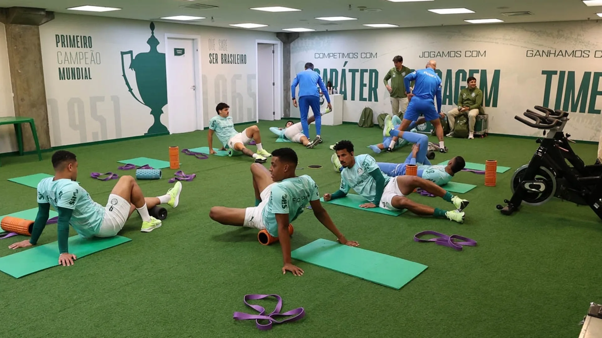 Palmeiras troca identidade do vestiário e Alicia Klein desaprova: “Retirou fotos dos ídolos e substituiu por frases de coach”