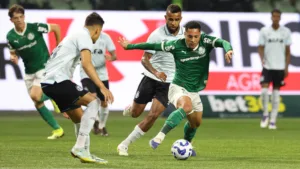 Massini avalia melhora de Vitor Roque no Palmeiras: “Jogando muito bem, com raça e vontade”