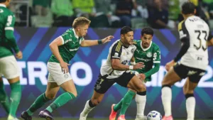 Com grande atuação de Vitor Roque, Palmeiras vence Atlético-MG e volta a encostar na briga pela liderança do Brasileirão