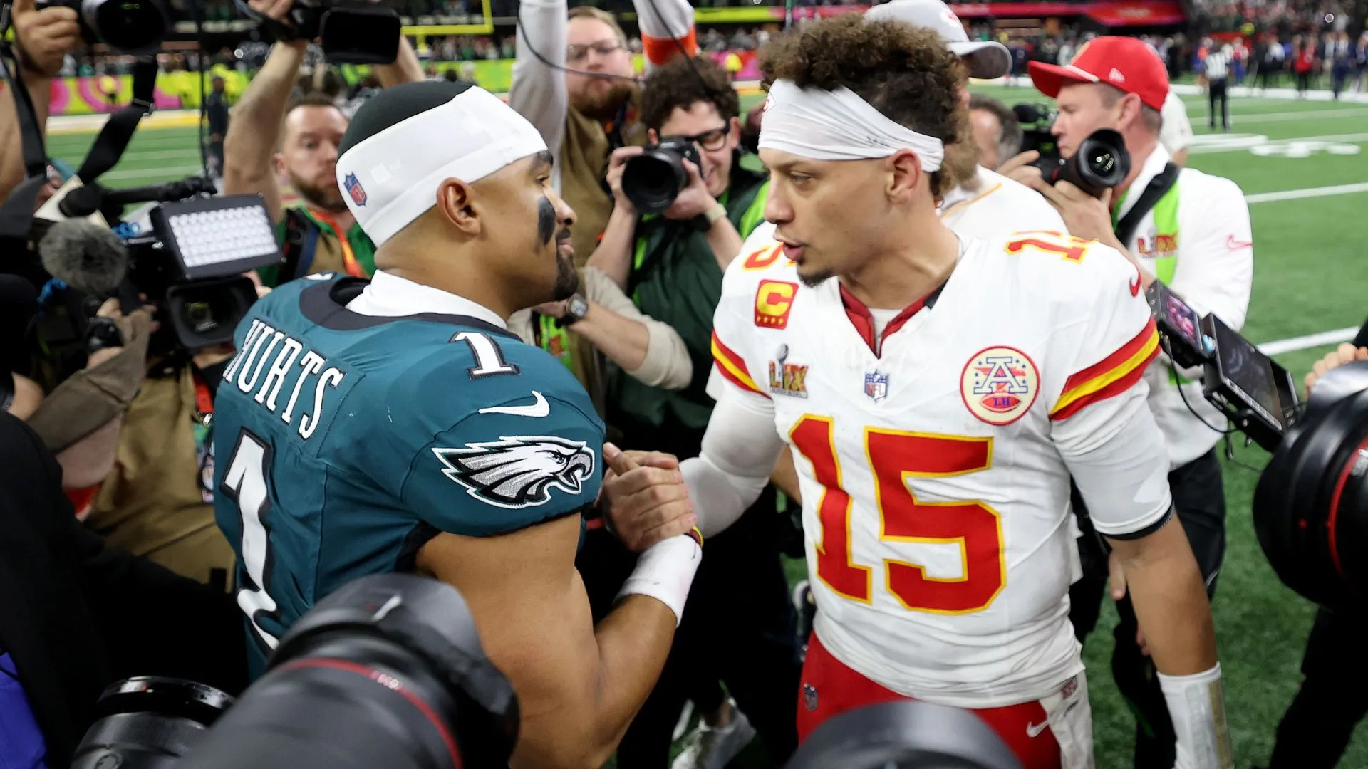 Mahomes é eleito o melhor entre quarterbacks e Jalen Hurts se manifesta sobre posição polêmica: “Estou totalmente focado”