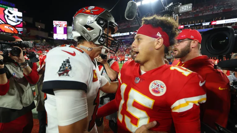 Mahomes, dos Chiefs, revela que recebeu conselhos de Tom Brady: “Ele não tem obrigação de fazer isso”