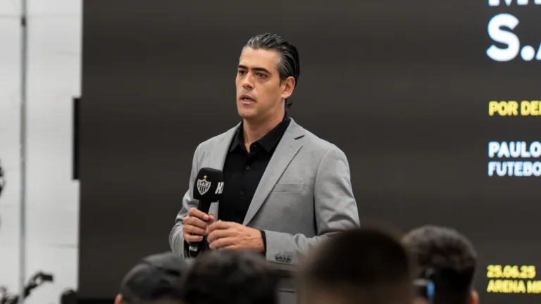 Paulo Bracks afirma que Atlético-MG fará contratações na janela: “Garanto que vai ter entrada” 