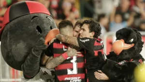 Flamengo assume liderança, Cruzeiro tropeça e Bahia entra no G-4: os destaques da 17ª rodada do Brasileirão