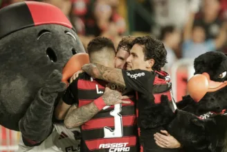 Pedro e Léo Ortiz comemoram gol do Flamengo