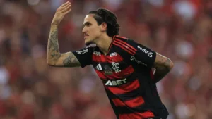 Vampeta aponta exagero na postura de Pedro em Flamengo x Atlético-MG pelo Brasileirão: “Meteu a porrada”