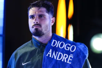 Pedro Neto prestando homenagem a Diogo Jota antes de duelo entre Chelsea e Palmeiras no Mundial de Clubes