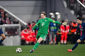 Neuer (C) no confronto Bayern x PSG no ano passado