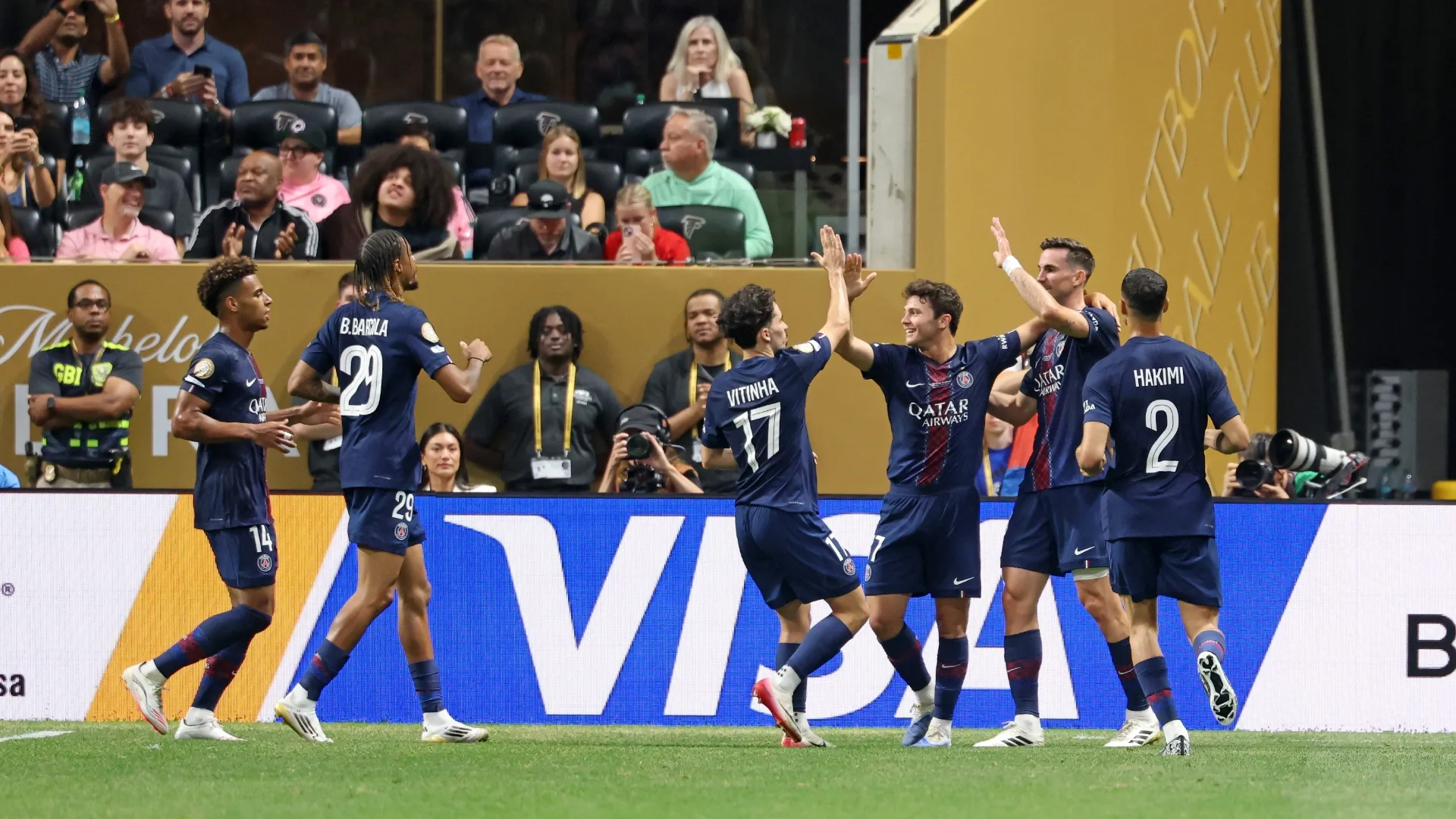 PSG tem dois jogadores expulsos, derrota Bayern de Munique e avança no Mundial de Clubes