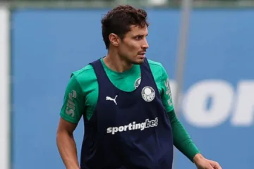 Raphael Veiga recebe sondagens da Europa e do Santos e Hernan explica: “Palmeiras espera chegar ofertas para ver”