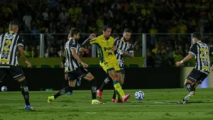 Reinaldo marca 7º gol no Brasileirão, Mirassol bate Santos por 3 a 0 e torcedores criticam Cléber Xavier