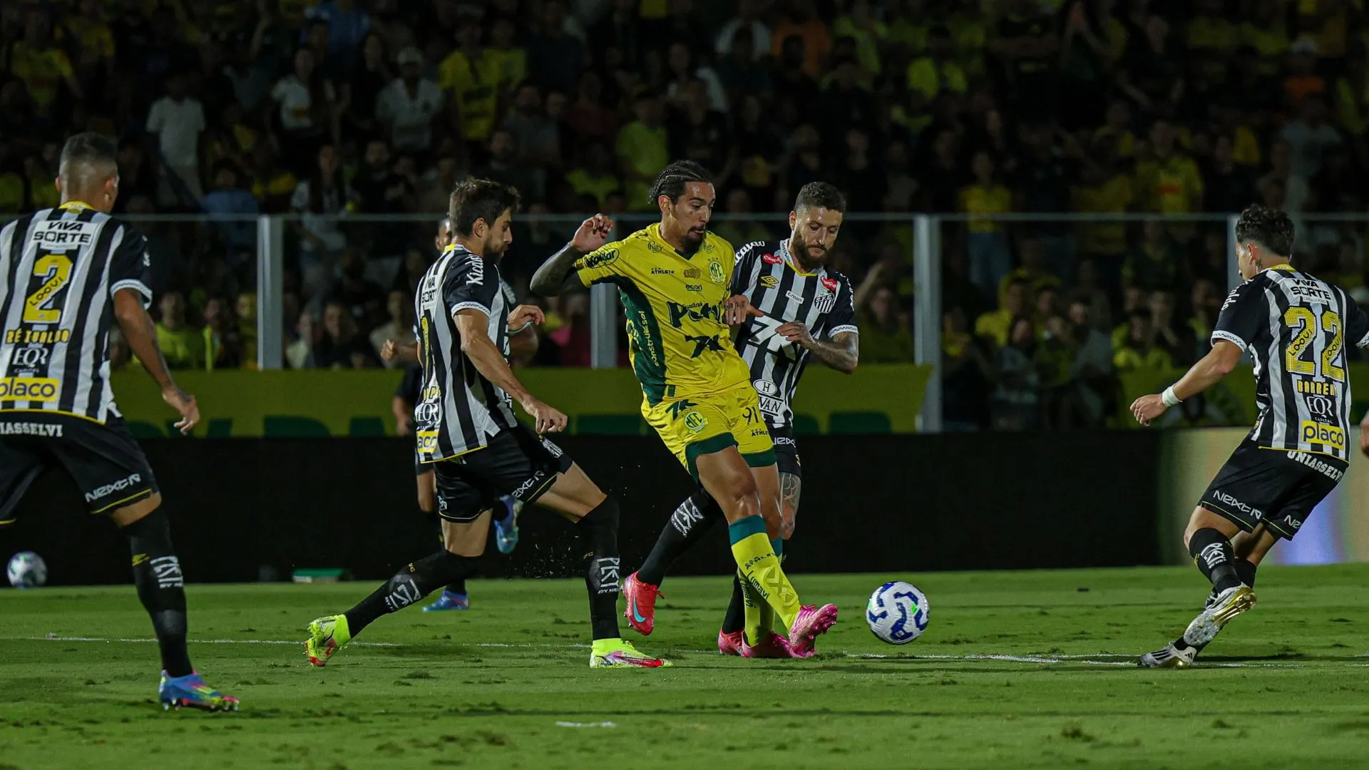 Reinaldo marca 7º gol no Brasileirão, Mirassol bate Santos por 3 a 0 e torcedores criticam Cléber Xavier