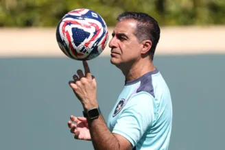 Renato Piva com a bola do Mundial de Clubes