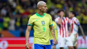 Edmundo revela lista de exigências feitas por Richarlison para acertar com o Vasco: “Uma delas é pagar em dia”