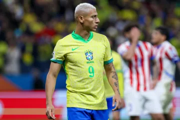 Edmundo revela lista de exigências feitas por Richarlison para acertar com o Vasco: “Uma delas é pagar em dia”