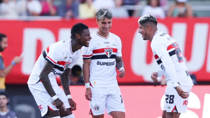 Rizek vê transformação ‘absurda’ do São Paulo no Brasileirão pós-Mundial: “Era um time que se arrastava” Rizek vê transformação ‘absurda’ do São Paulo no Brasileirão pós-Mundial: “Era um time que se arrastava”