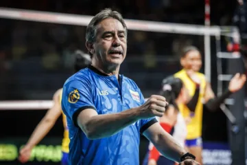 Peru vence o Brasil no vôlei feminino após 32 anos com técnico brasileiro Rizola, acostumado a quebrar tabus