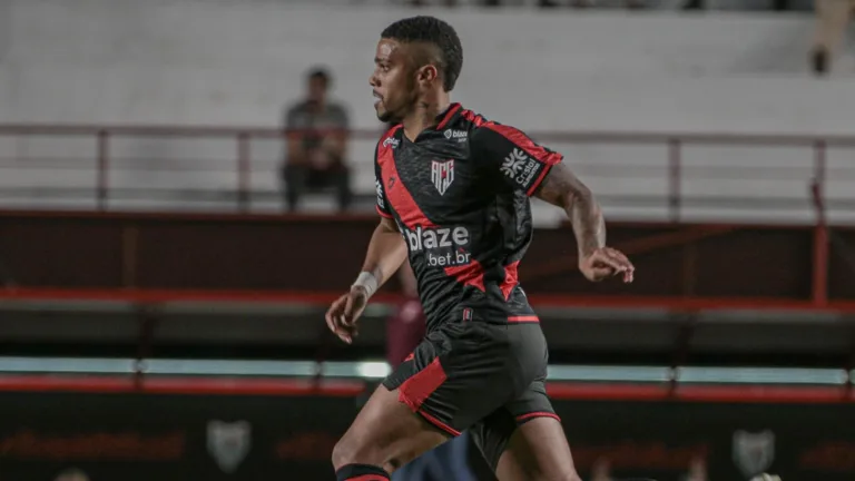 Robert, emprestado pelo Atlético-MG ao Atlético-GO, se destaca na Série B e vira líder de assistências