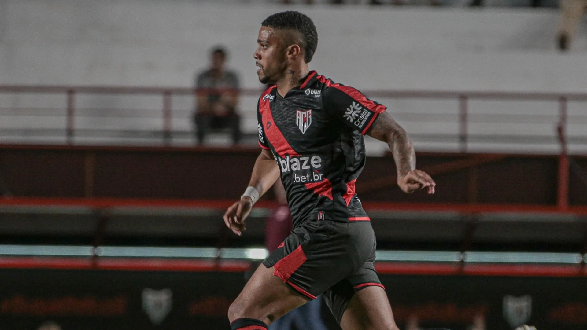 Robert, emprestado pelo Atlético-MG ao Atlético-GO, se destaca na Série B e vira líder de assistências