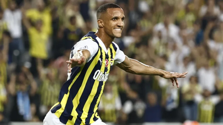 Torcedores do Internacional ironizam interesse no zagueiro Rodrigo Becão, do Fenerbahçe: “Novo reforço do Botafogo”