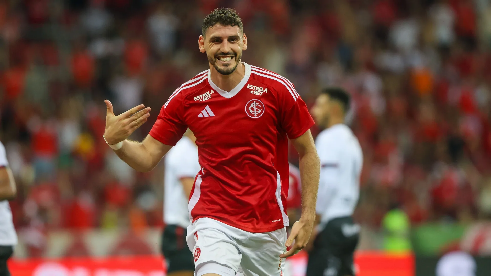 Vágner Martins repercute saída de Rogel do Internacional: “Um dos piores zagueiros das últimas três décadas”