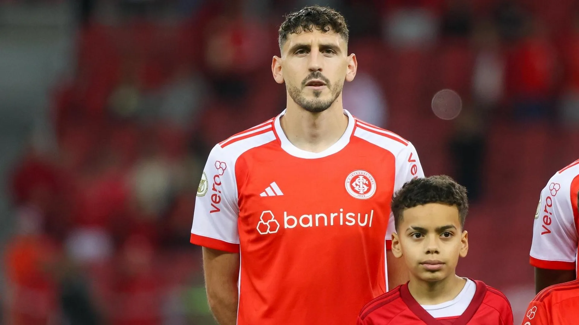 Rogel anuncia saída do Internacional e torcedores desejam boa sorte ao zagueiro uruguaio: “Sempre deu seu máximo”