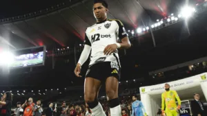 Mário Henrique Caixa não poupa Rony após derrota do Atlético-MG para o Flamengo: “Vem errando sempre”