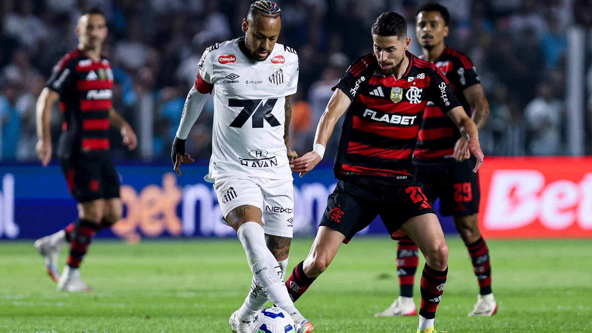 Torcedores rivais criticam Neymar por defender Danilo em Santos x Flamengo: “Faz o que quer com a torcida”