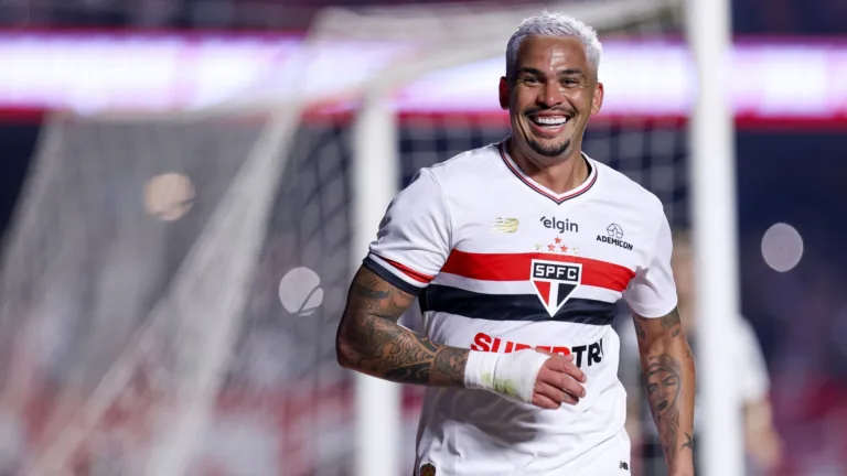 São Paulo vence clássico contra o Corinthians com 2 gols de Luciano e reage no Brasileirão