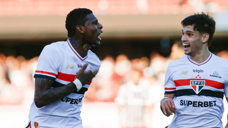 São Paulo vence Fluminense por 3 a 1 no Brasileirão e torcida elogia atuação de Marcos Antônio