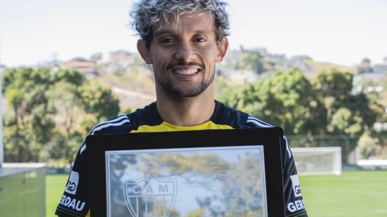 Atlético-MG homenageia Gustavo Scarpa com placa comemorativa pelo centésimo jogo pelo clube